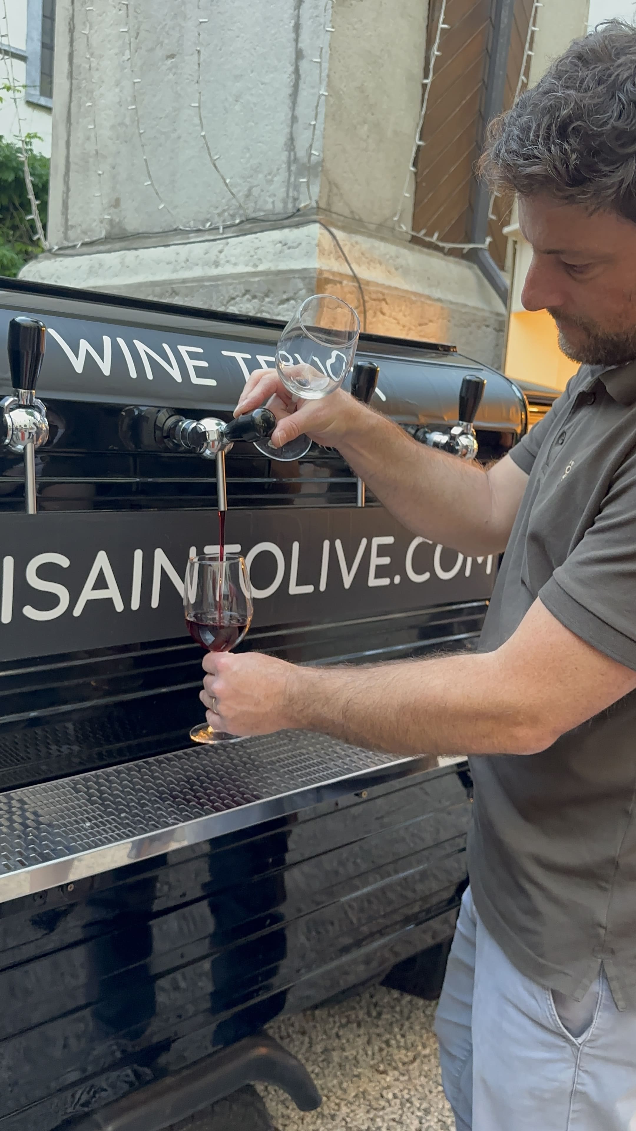 Verre de rouge servie au wine truck